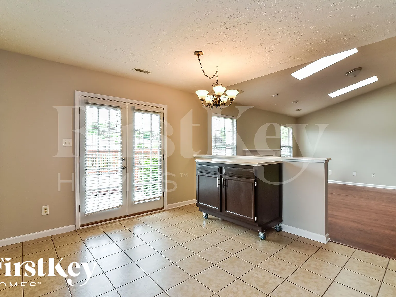 3 bed, 2.0 bath, 1218 sqft, $2,120 — Photo 4