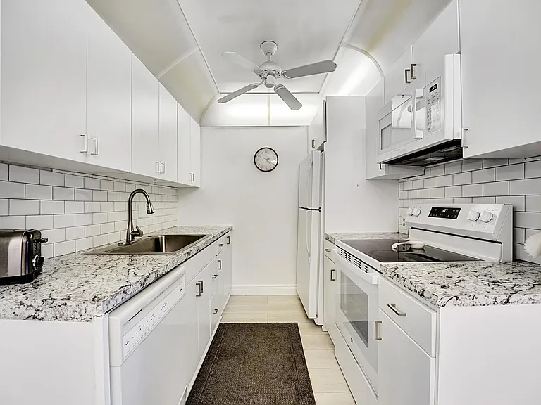 1056 Cambridge #C — Photo 9