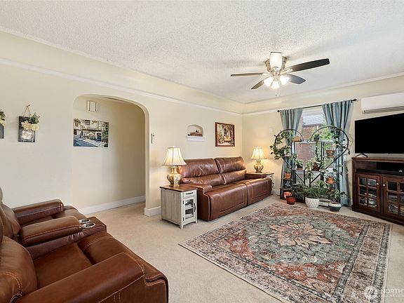 3rd image of 6824 Pacific Avenue