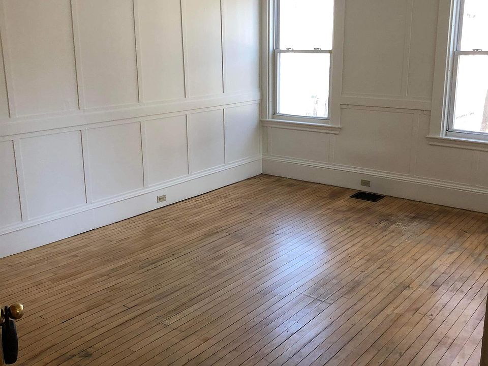 Large Livingroom with Hardwood Floors and High Ceilings