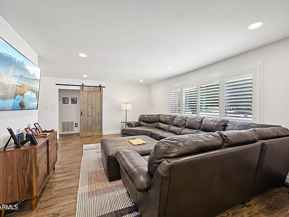 2nd image of 1118 E MANHATTON Drive