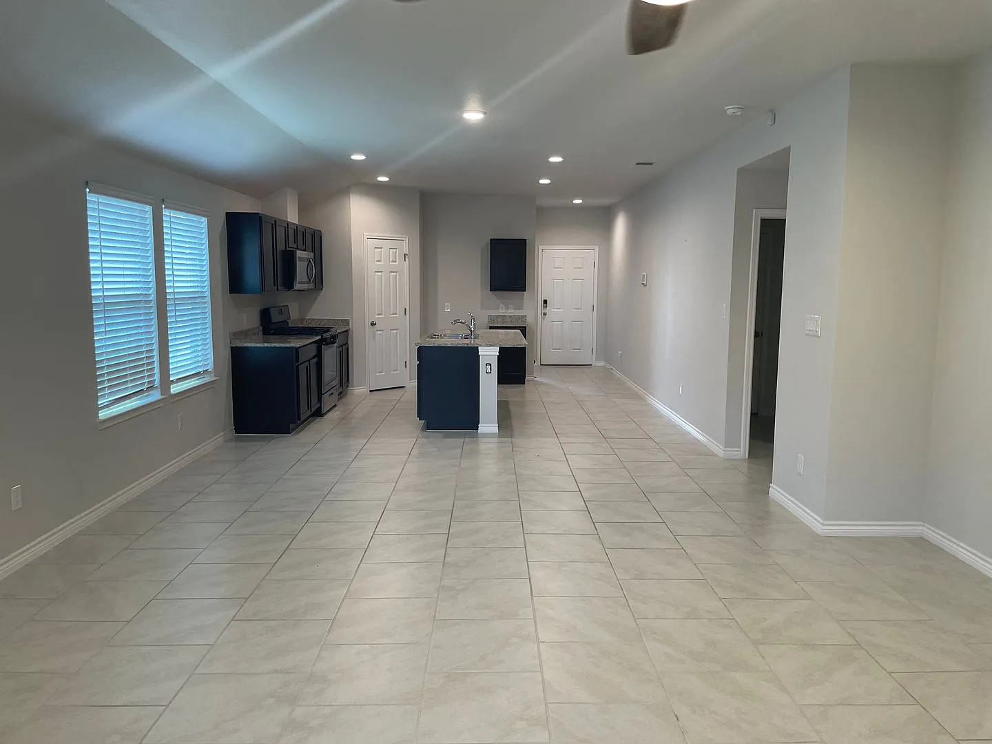 New Flour Bluff rental only $2200-ASAP Move-in — Photo 4