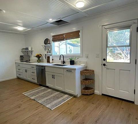 5th image of 820 E De La Guerra St