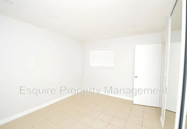 421 W 1st St #B — Photo 5