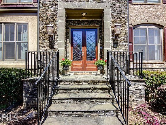 3rd image of 525 Westbourne Dr