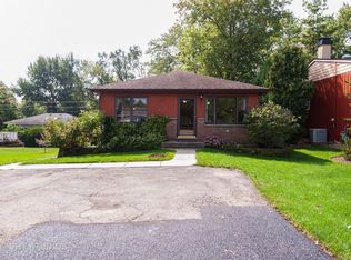 828 E Bonner Rd, Wauconda, IL 60084