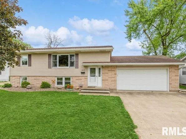 1415 4th St, Camanche, IA 52730