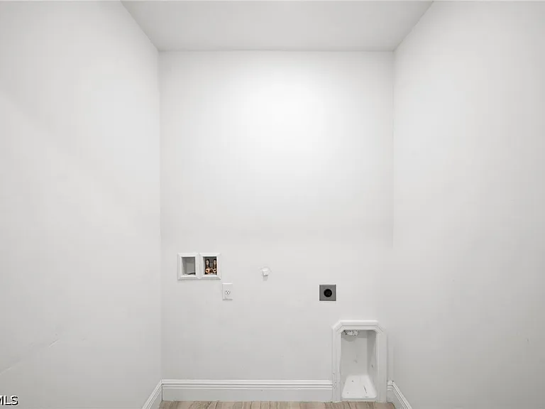 318 SW 7th Ter — Photo 14