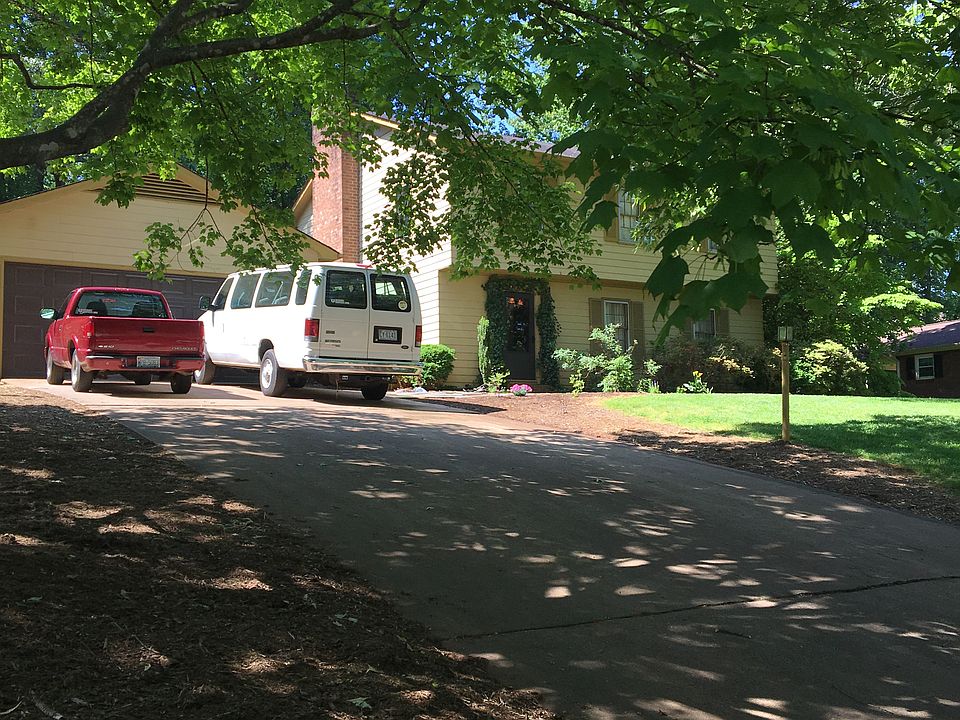 2nd image of 440 28th Avenue Ln NE
