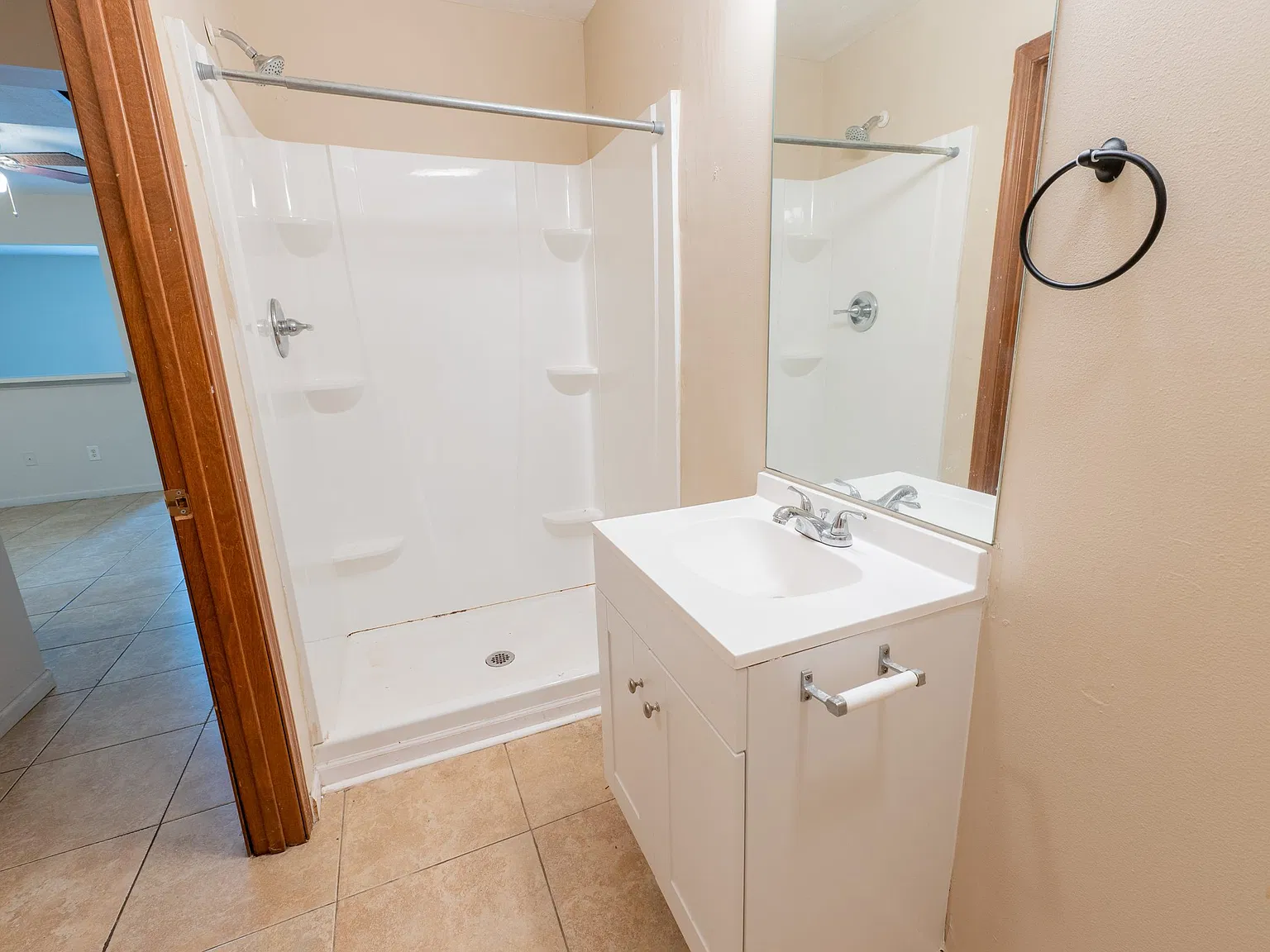 5 bed, 1700 sqft, $3,120 — Photo 3