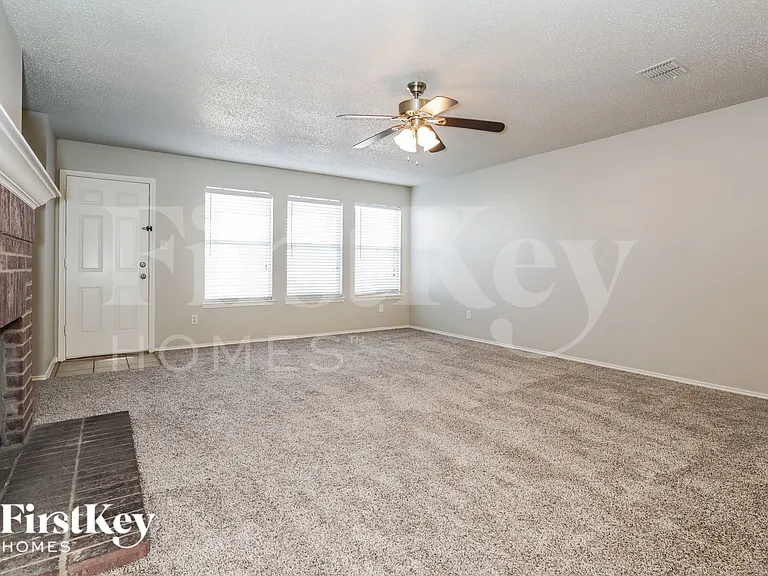 2447 Mallory Ln — Photo 3