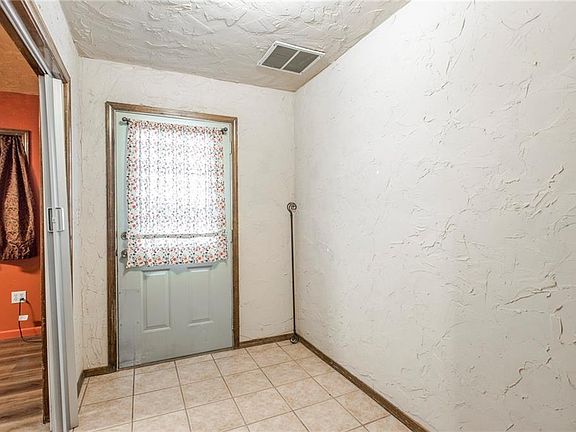 2nd image of 813 Arlington Dr