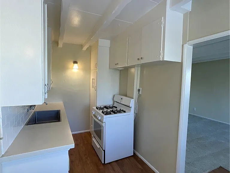 205 1/2 Acacia Ave — Photo 6