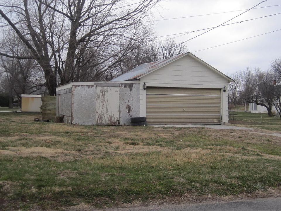 2nd image of 607 Railroad St