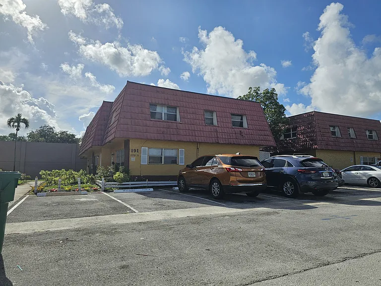 2556 NW 52nd Ave #D19 — Photo 2
