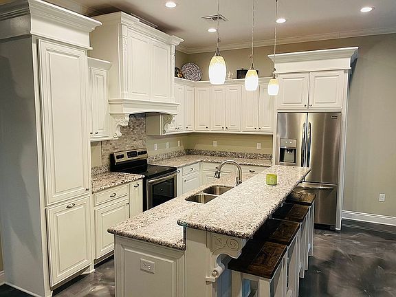 3rd image of 566 N Avenue L