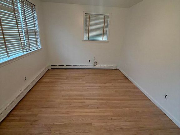 3rd image of 210 Hylan Blvd