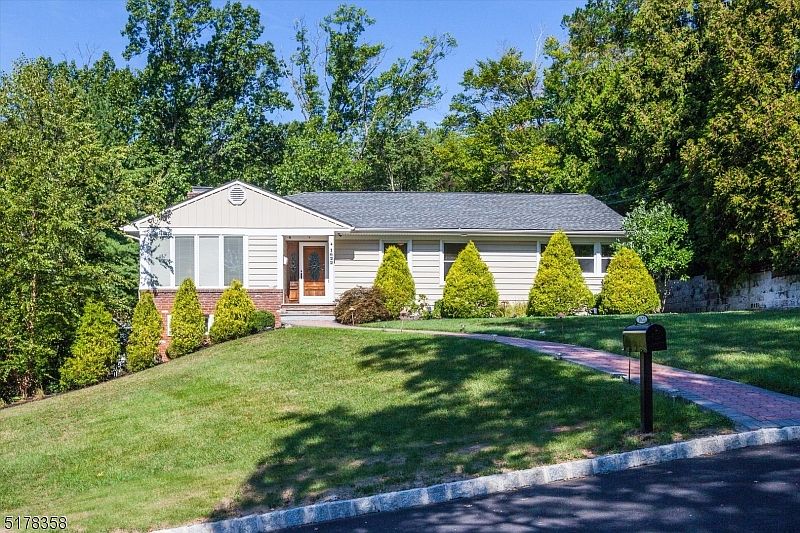 1st image of 1622 Larkspur Dr