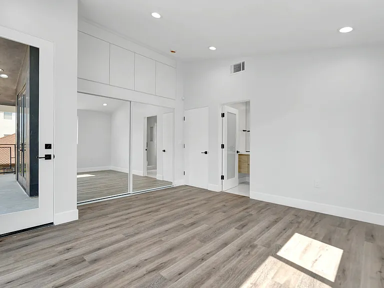 11613 Burbank Blvd — Photo 27