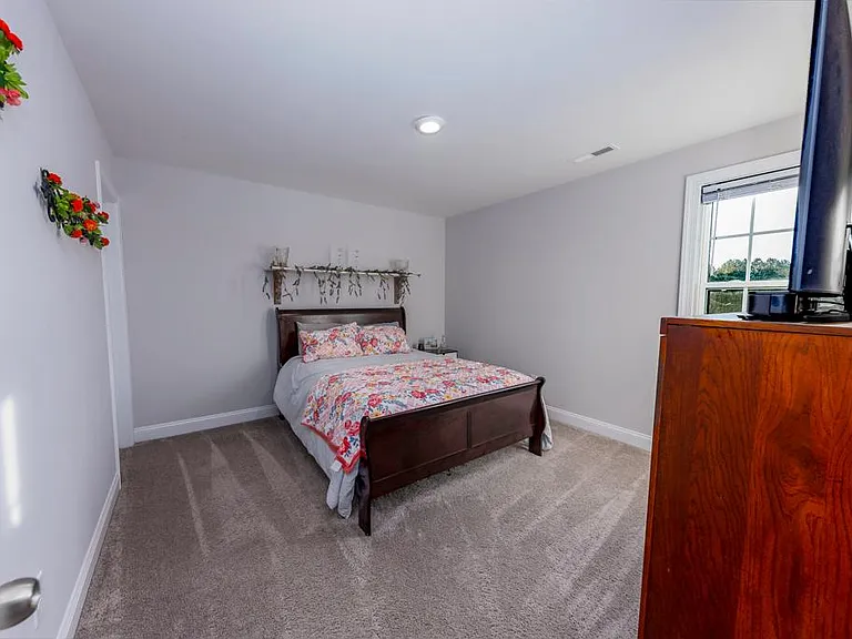 1024 Loretta Ln — Photo 13