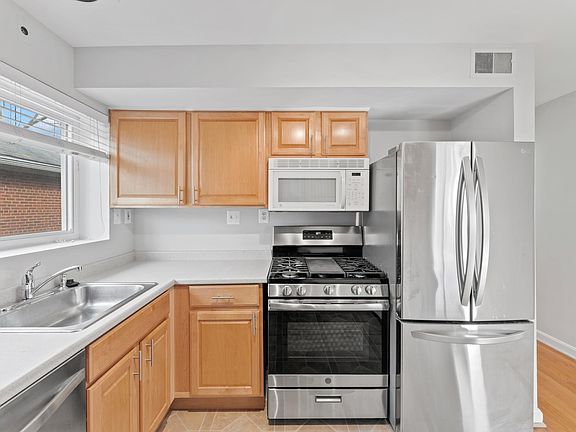 3rd image of 905 22nd St S APT 2