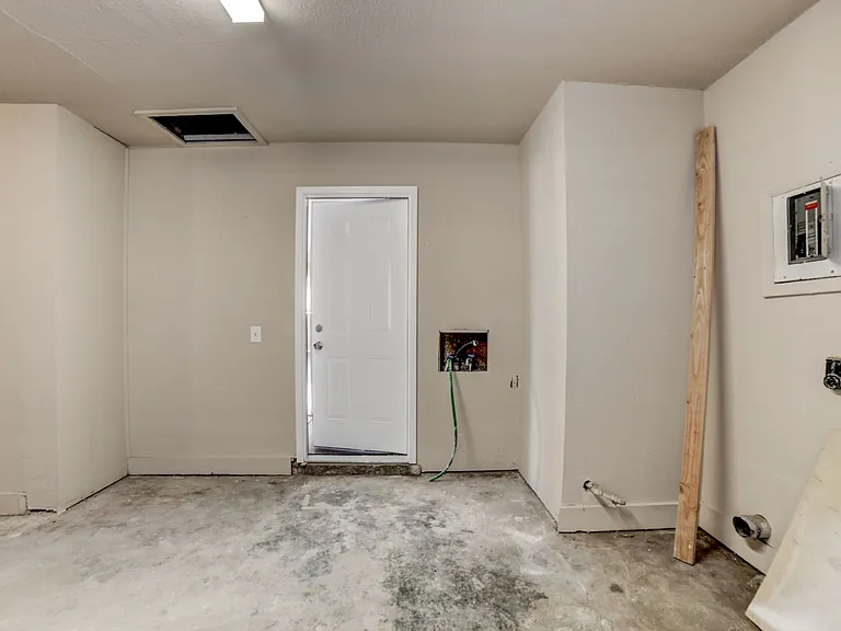 2120 S Main St — Photo 8