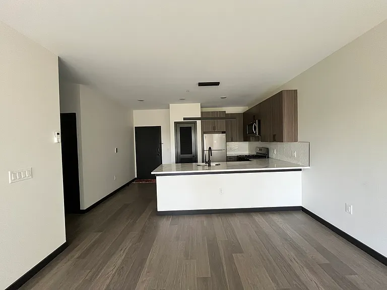 130-132 Mallory Ave #406 — Photo 2
