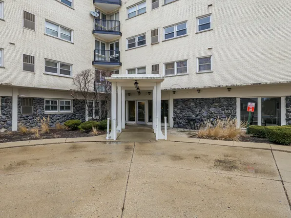 8001 Lockwood Ave APT 302, Skokie, IL 60077