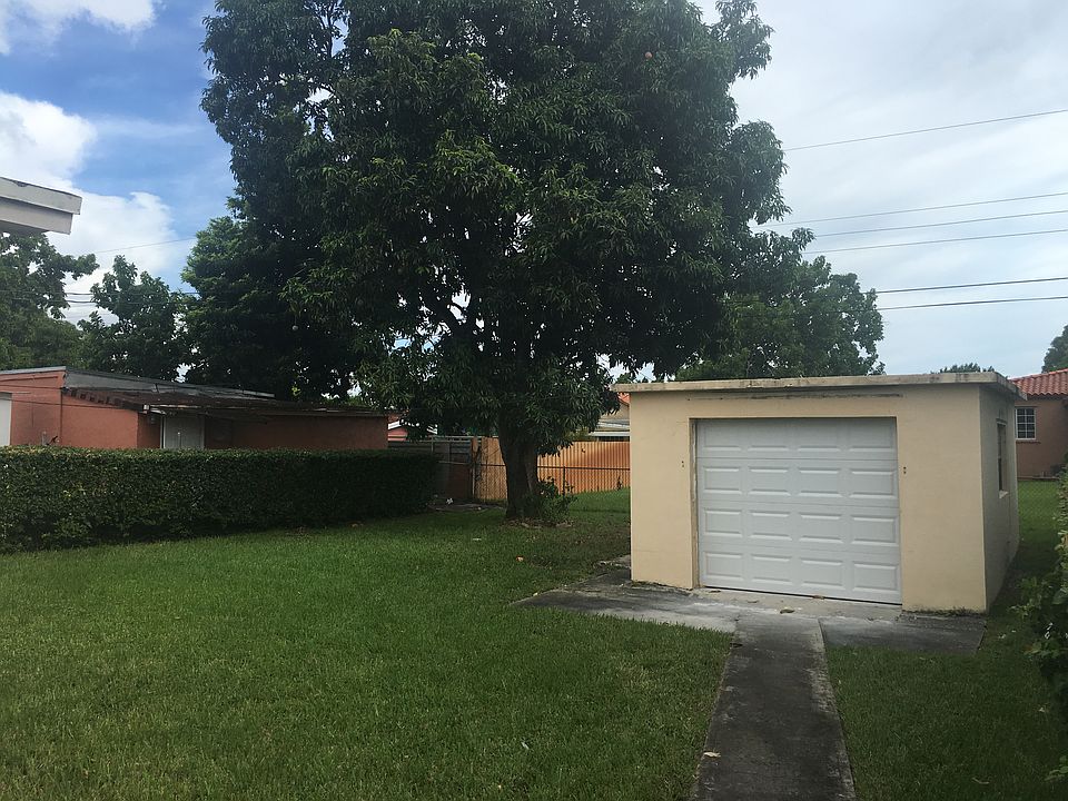 2nd image of 352 W 17th St