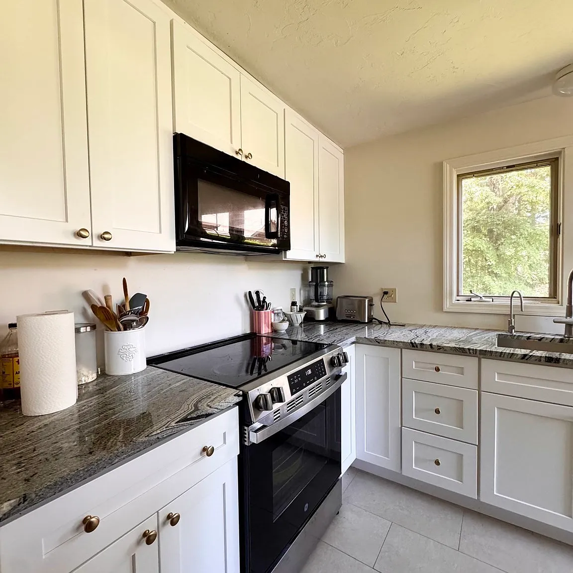 3 bed, 2.0 bath, 2000 sqft, $3,550 — Photo 2