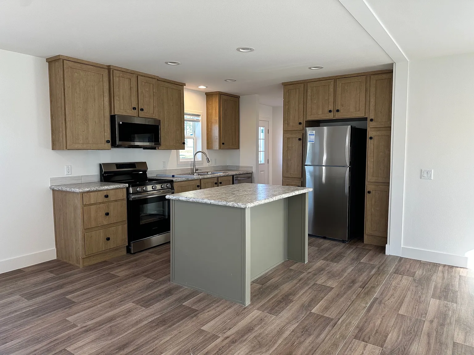3 bed, 1230 sqft, $1,750 — Photo 2