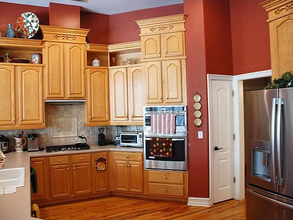 4th image of 8071 Longmeadow Ln