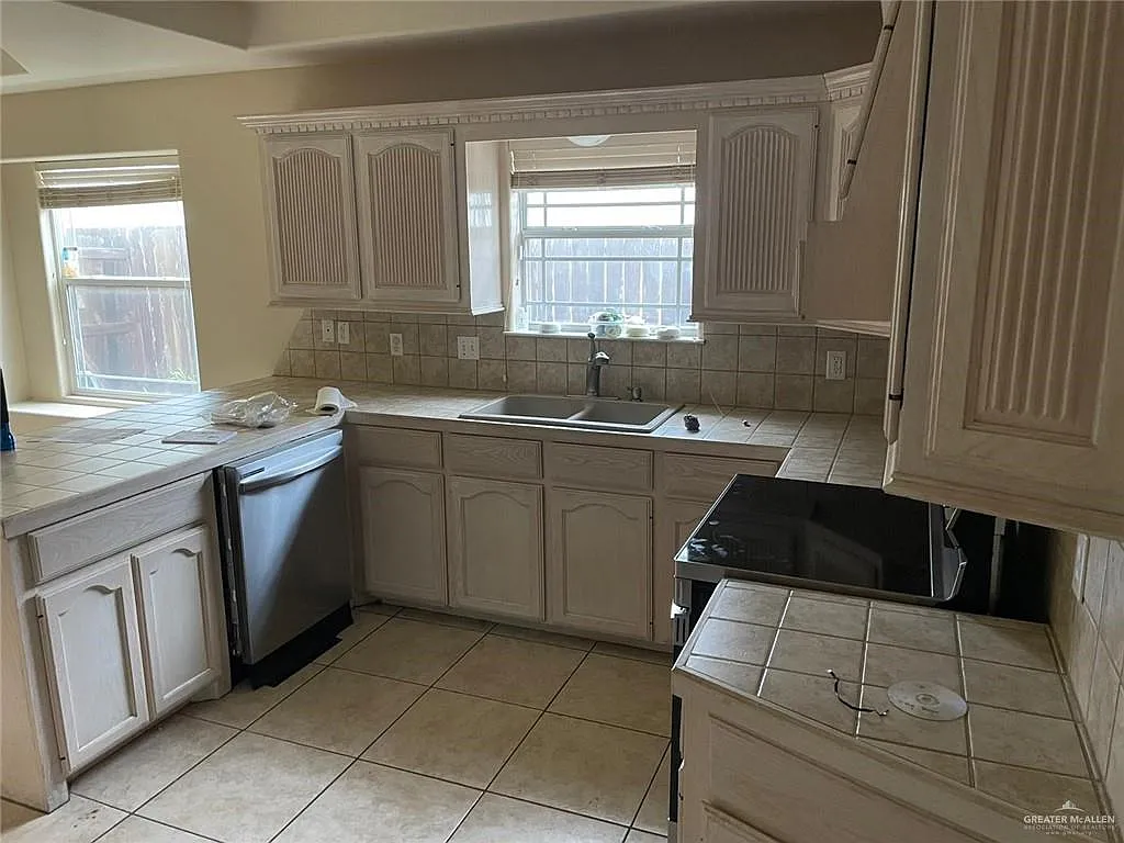 4 bed, 2.5 bath, 1885 sqft, $1,950 — Photo 4