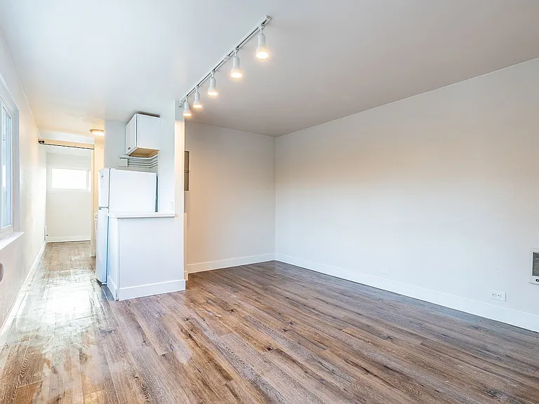 Westernaire Apartments — Photo 18