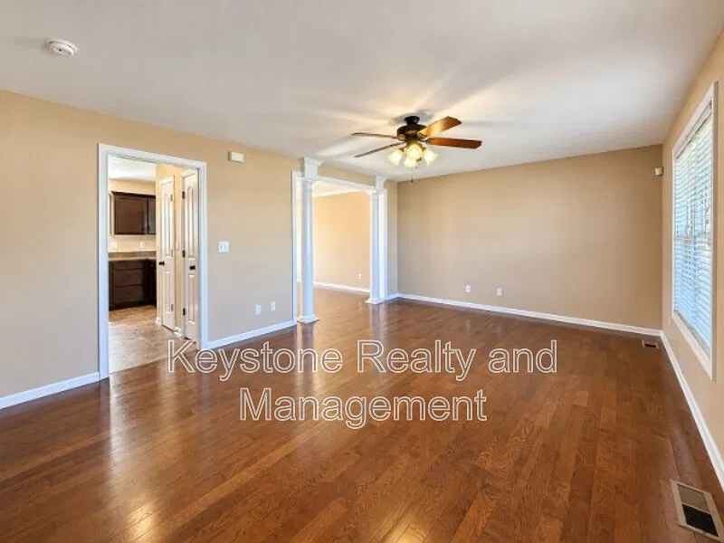3 bed, 2.5 bath, 1906 sqft, $1,895 — Photo 2