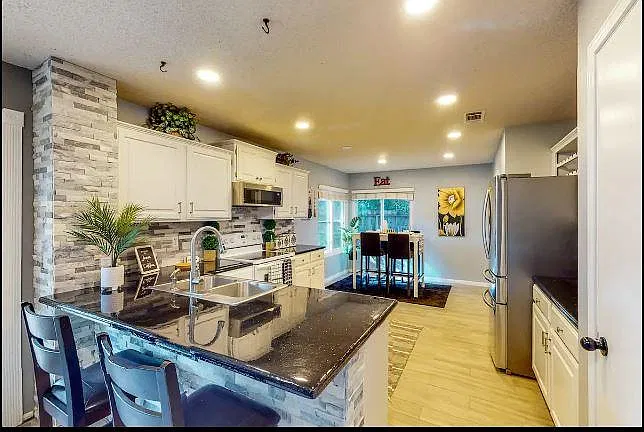 3 bed, 2.5 bath, 1648 sqft, $2,850 — Photo 2
