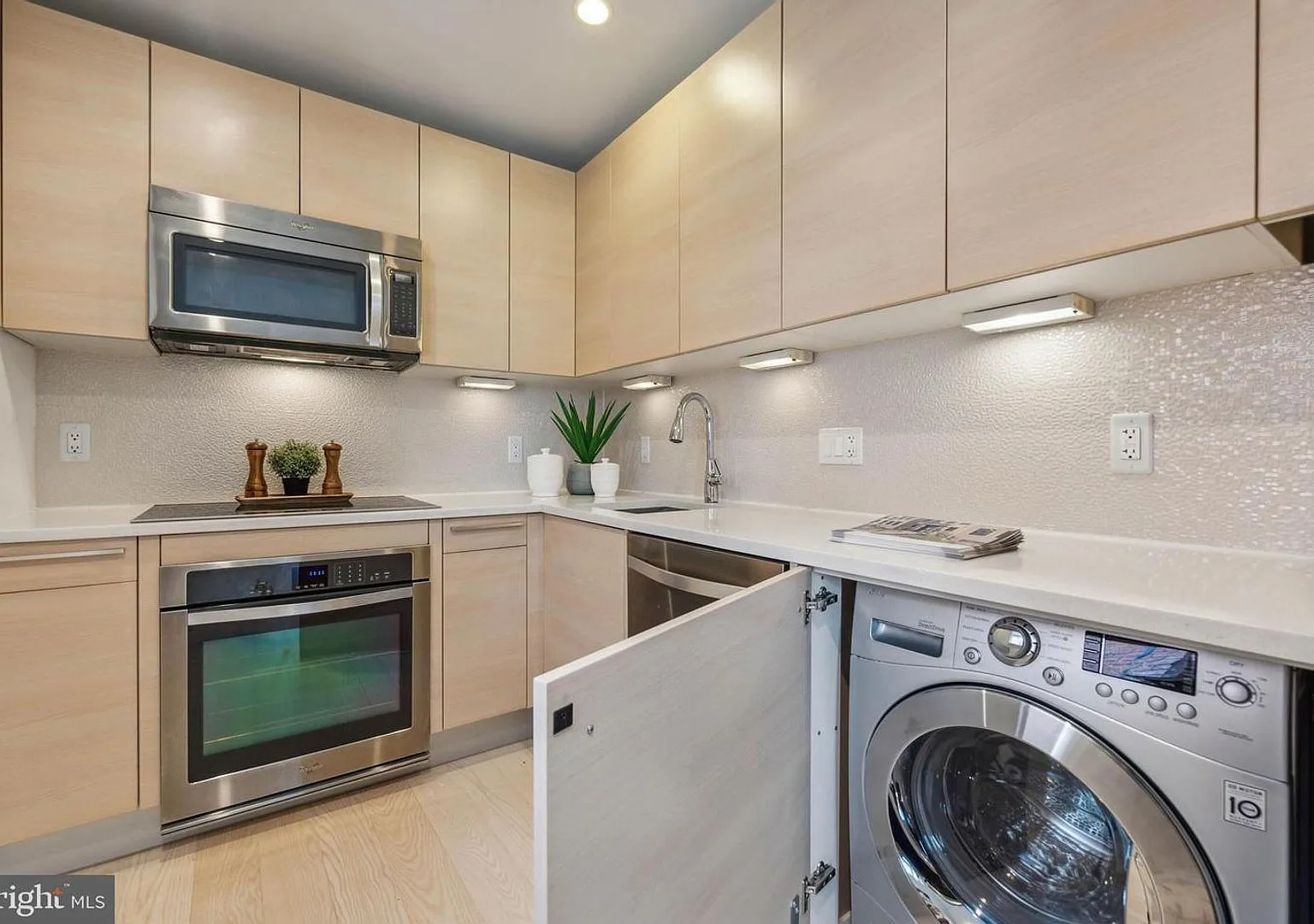 Top Floor Updated One Bedroom W/Sleek Appliances, Washer/Dryer Combo in Amazing Location! — Photo 4