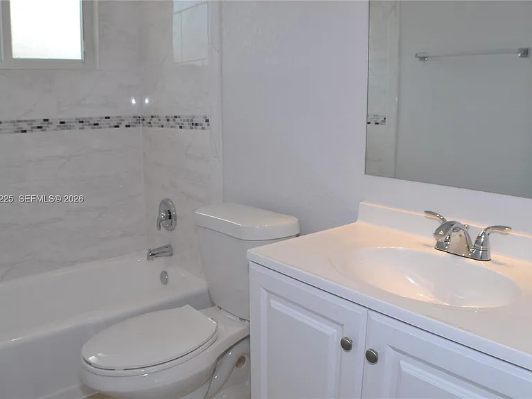 718 SE 13th St #4 — Photo 10