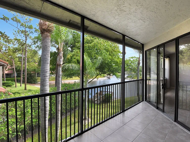 5801 Coach House Cir #E — Photo 32