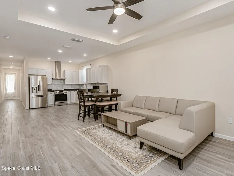 209 E Avenue B — Photo 8