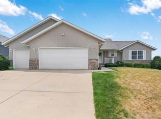 402 Serenity Ct, Solon, IA 52333