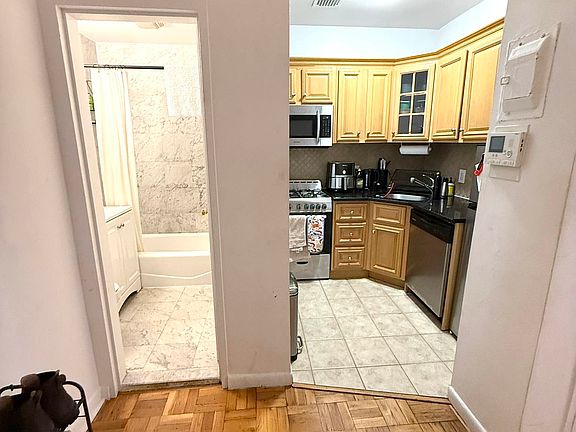 5th image of 51 W 69th St APT 4C