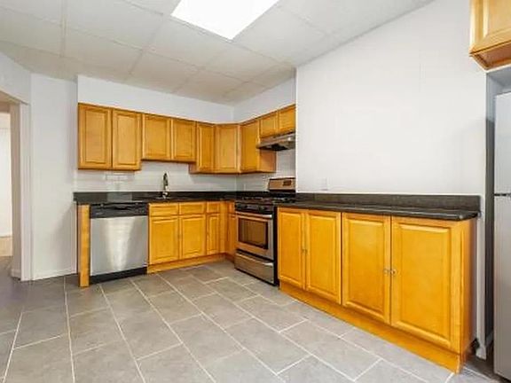 5th image of 94 Mallory Ave