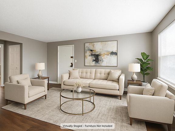 Huge 2 BR, 1 BA apartment with Eat-in Kitchen! Newly renovated!