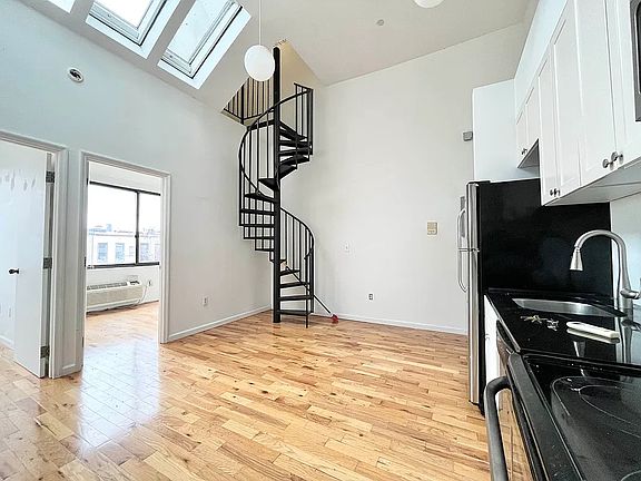 2nd image of 324 Melrose St APT 4A
