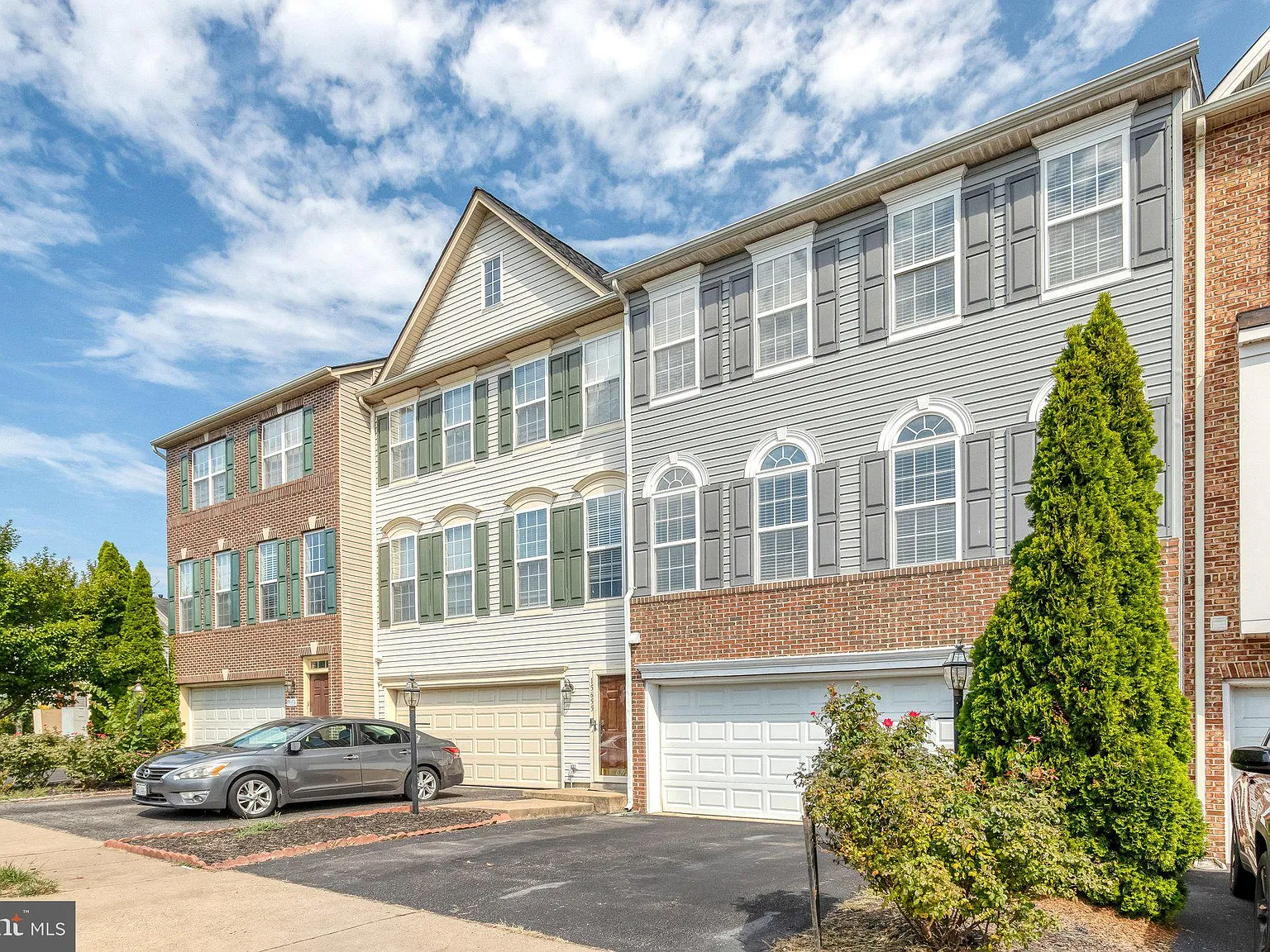3 bed, 3.5 bath, 2452 sqft, $3,175 — Photo 3