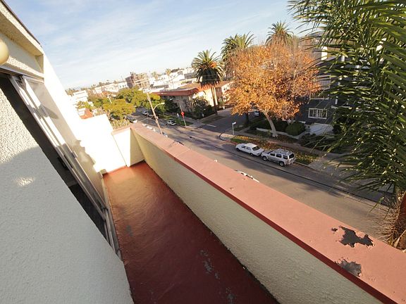 4th image of 10615 Rose Ave #403