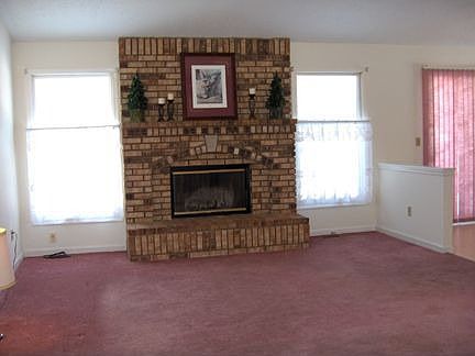 Vaulted Great room with fplc