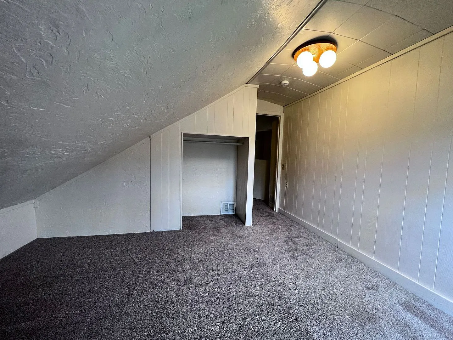3 Bedroom / 2 Bathroom / 2 Car Non heated Garage — Photo 4