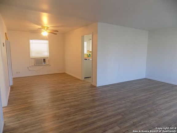 4th image of 318 Addax Dr